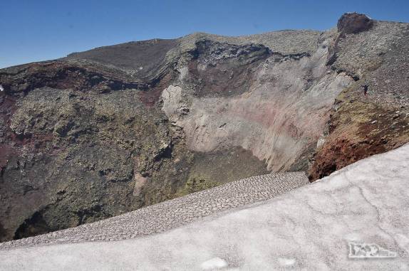 O Rodrigo, no canto direito da foto, fica minúsculo perto da enorme cratera do vulcão Villarrica, na região de Pucón, no sul do Chile